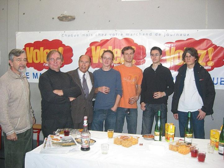 prix_2.jpg - Décembre 2006  .    La remise des prix du concours APEV, en présence de Serge Dassault, Sébastien Perrot, vice président de la FFPLUM, Dominique Meglioli, rédacteur en chef de "Volez!", des profs, des élèves, et bien sûr Daniel Dalby